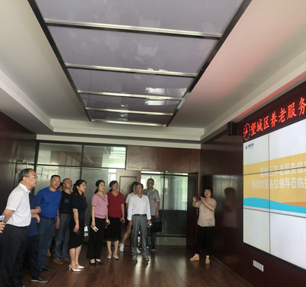 長(zhǎng)沙、湘潭市人大調(diào)研發(fā)展養(yǎng)老公司雷鋒路社區(qū)居家養(yǎng)老服務(wù)中心